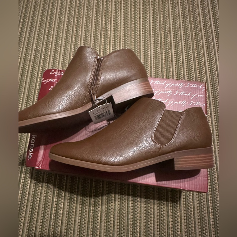 Kenzie‎ Brown Ankle Boots. Size 8.5. New with tag and box.